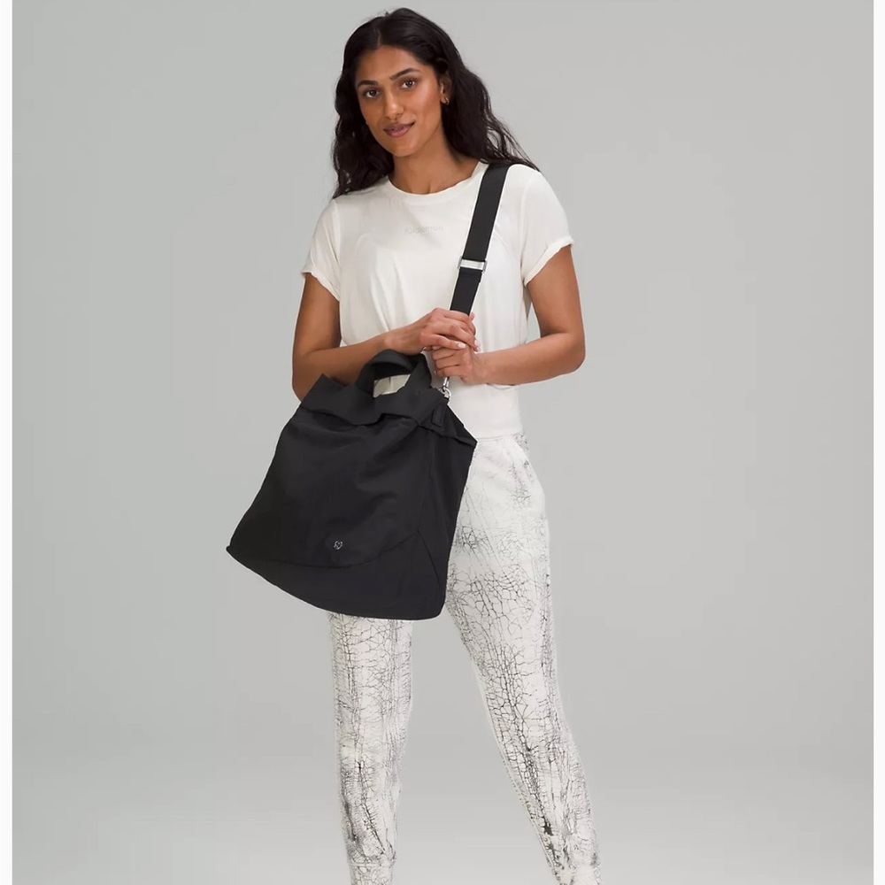 NWOT Lululemon Black On My Level Shoulder Tote Gym Utility Bag 2.0 19L $128 CUTE